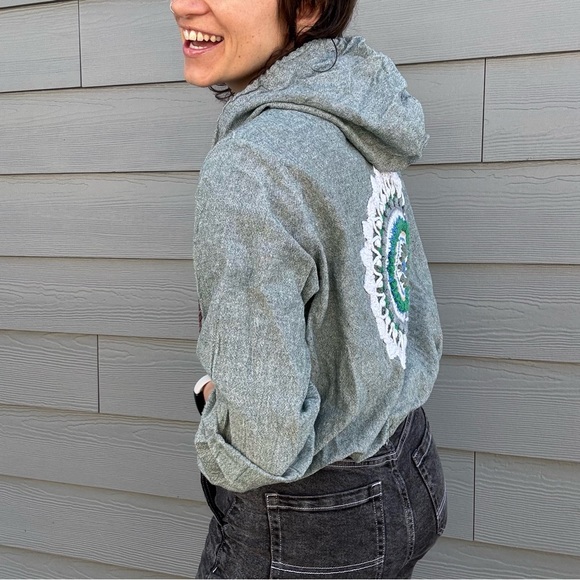 Light hoodie with crochet - Picture 3 of 10